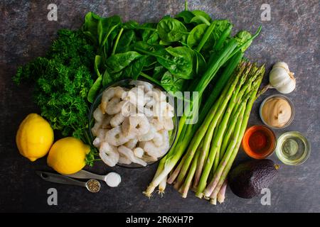 Garnelen, Spargel und Avocado Salat und Zitrone Vinaigrette Zutaten: Zutaten für einen gesunden grünen Salat mit Garnelen und Zitronensalat Dressing Stockfoto