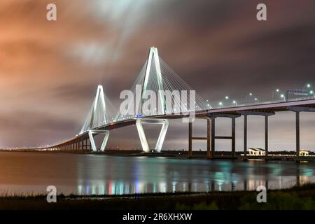 Der Arthur Ravenel Jr. Die Brücke erstrahlte nachts in Charleston, South Carolina. Stockfoto