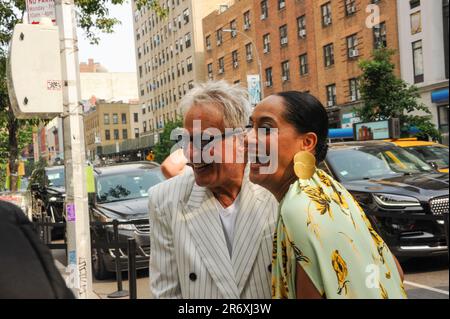 Tracee Ellis Ross trifft auf der Cold Copy Premiere beim Tribeca Film Festival 2023 ein und posiert mit ihrem Vater Robert Ellis Silberstein & Roxine Helberg Stockfoto