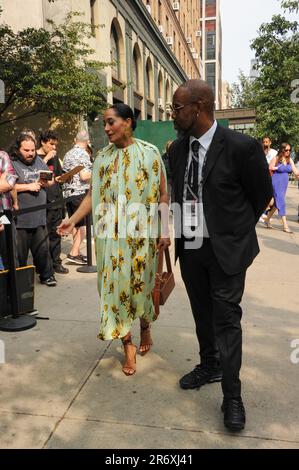 Tracee Ellis Ross trifft auf der Cold Copy Premiere beim Tribeca Film Festival 2023 ein und posiert mit ihrem Vater Robert Ellis Silberstein & Roxine Helberg Stockfoto