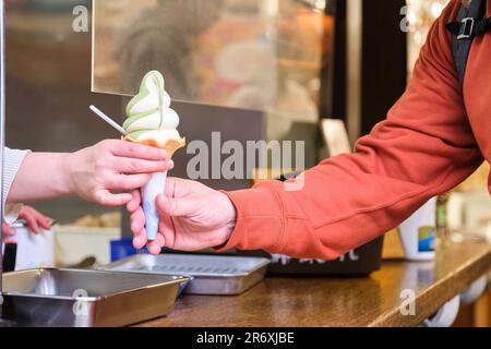 Europäischer Tourist kauft Matcha-Eis an einem Kiosk in Takayama, Japan. Stockfoto