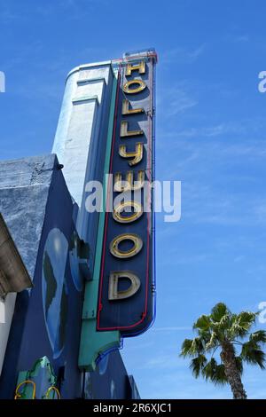 HOLLYWOOD, KALIFORNIEN - 11. MAI 2023: Hollywood-Schild auf dem Guinness World of Records Gebäude auf dem Hollywood Boulevard. Stockfoto