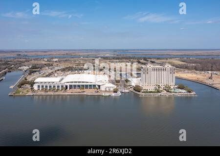 Savannah, Georgia - 23. Februar 2022: Luftaufnahme des Savannah Convention Center und des Westin Hotels am blauen Wasser des Savannah River. Stockfoto