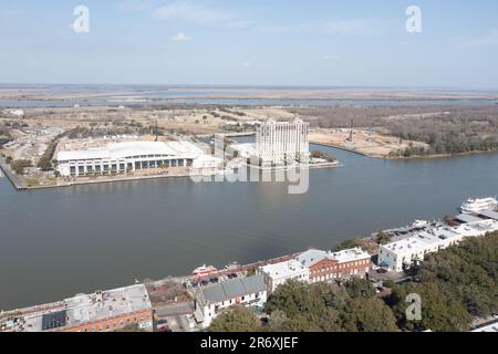 Savannah, Georgia - 23. Februar 2022: Luftaufnahme des Savannah Convention Center und des Westin Hotels am blauen Wasser des Savannah River. Stockfoto