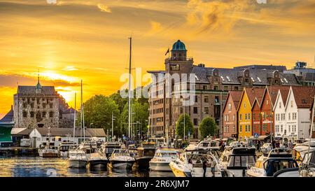 Sonnenuntergang bei Bryggen in Bergen, Norwegen. Bryggen steht auf der Liste des UNESCO-Weltkulturerbes und besteht aus sehr alten Holzbauten aus dem Mittelalter. Stockfoto