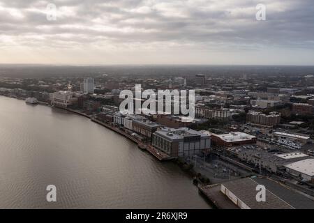 Luftaufnahme der Skyline von Savannah an einem sonnigen Tag. Blick auf den Savannah River zwischen der Innenstadt von Savannah, Georgia, und Hutchinson Island. Stockfoto