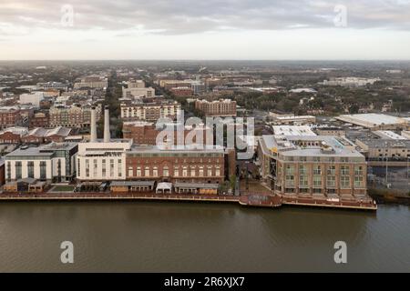 Luftaufnahme der Skyline von Savannah an einem sonnigen Tag. Blick auf den Savannah River zwischen der Innenstadt von Savannah, Georgia, und Hutchinson Island. Stockfoto
