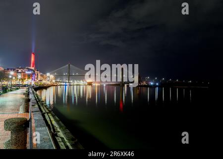 Blick aus der Vogelperspektive auf die Talmadge Memorial Bridge an einem sonnigen Tag. Die Talmadge Memorial Bridge ist eine Brücke über den Savannah River zwischen der Innenstadt von Savannah Stockfoto