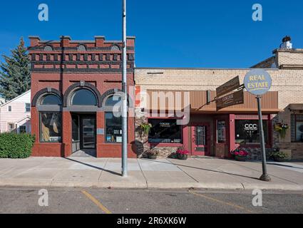 Fort Benton, Montana, USA - 07. Juni 2023: Außenansicht von Corder and Associates, LLC-Versicherungs- und Immobilienbüros an der Front Street Stockfoto