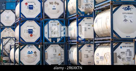 SAMUT PRAKAN, THAILAND – 16. APRIL 2023: Chemikalientankbehälter. ISO-Tankbehälter für Chemikalienzufuhr. Transport von flüssigen Massengütern. Chemieunternehmen. Stockfoto