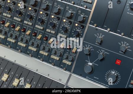 Vintage Neve 1073- und 1895-Module in einem analogen Mischpult mit BCM10 W. Stockfoto