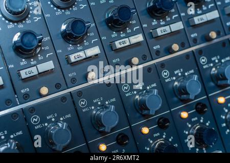 Vintage Neve 1073- und 1895-Module in einem analogen Mischpult mit BCM10 W. Stockfoto