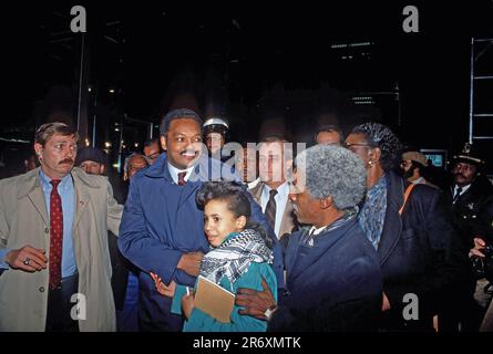 WASHINGTON DC - MÄRZ 16,1988 in Begleitung von Special Agents of the United States Secret Service (in braunen Mänteln) Demokratischer Präsidentschaftskandidat Reverend Jesse Jackson geht entlang der 14. Street NW DC durch die Gegend der mit illegalen Drogen infizierten Straßen und trifft sich mit lokalen Anhängern Stockfoto