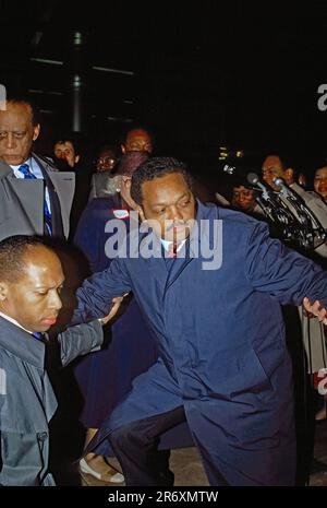 WASHINGTON D.C. - 16. MÄRZ 1988 Reverend Jesse Jackson wird von der Bühne geholfen, nachdem er bei einer Kundgebung vor dem Frank Reeves Municipal Building in 14. und U St Streets NW gesprochen hat, nachdem er mit dem DC-Bürgermeister Marion Barry das Gebiet, in dem illegale Drogen verseucht sind, bereist hatte Stockfoto