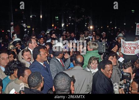 WASHINGTON D.C. - 16. MÄRZ 1988 Reverend Jesse Jackson führt mit Bürgermeister Marion Barry durch die 14. und U Street NW Stockfoto