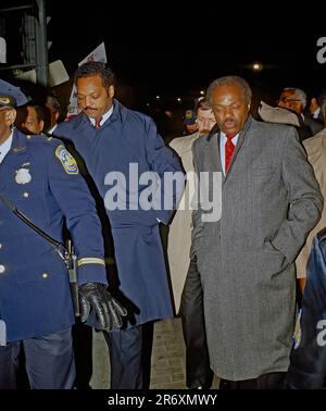 WASHINGTON DC - 16. MÄRZ 1988 Demokratischer Präsidentschaftskandidat Reverend Jesse Jackson führt mit Bürgermeister Marion Barry und Delegierter Walter Fauntroy (D-DC) durch ein Gebiet mit infizierten Straßen von DC Stockfoto