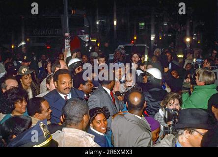 WASHINGTON DC - 16. MÄRZ 1988 der demokratische Präsidentschaftskandidat Reverend Jesse Jackson wird von Delegat Walter Fauntroy (D-DC) und Bürgermeister Marion Barry begleitet, während sie mit einer Menschenmenge von Anhängern und Medien entlang des 14. Nordwestens, einem Gebiet der illegalen Drogenaktivitäten, wandern Stockfoto