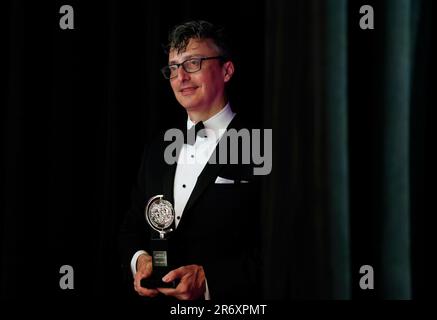 New York, Usa. 11. Juni 2023. Beowulf Boritt, Gewinner des „Best Scenic Design of A Musical“ für „New York, New York“, verleiht seinen Tony Award im Pressesaal bei den 76. Annual Tony Awards im Radio Hotel am 11. Juni 2023 in New York City. Foto: John Angelillo/UPI Credit: UPI/Alamy Live News Stockfoto