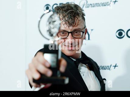 New York, Usa. 11. Juni 2023. Beowulf Boritt, Gewinner des „Best Scenic Design of A Musical“ für „New York, New York“, verleiht seinen Tony Award im Pressesaal bei den 76. Annual Tony Awards im Radio Hotel am 11. Juni 2023 in New York City. Foto: John Angelillo/UPI Credit: UPI/Alamy Live News Stockfoto