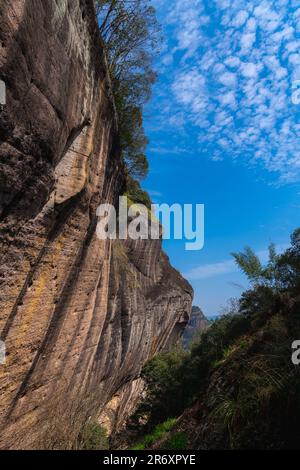 Felsige Klippen, die sich über der Dahongpao-Teeplantage von wuyishan china in der Provinz fujian erheben. Blauer Himmel, Platz für Text kopieren Stockfoto