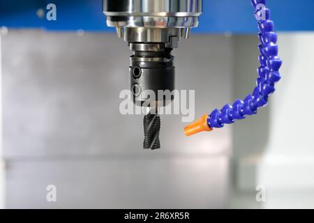 CNC-Fräsmaschinenspindel mit Schaftfräser zum Schruppen. Selektiver Fokus. Stockfoto