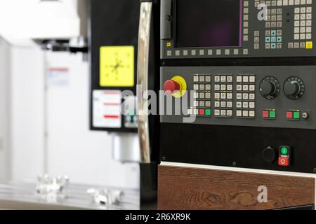 Bedienkonsole der vertikalen CNC-Fräsmaschine. Selektiver Fokus. Stockfoto