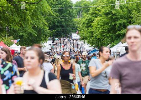 Atlanta, GA/USA - 29. April 2023: Aufnahme von Besuchern aus der Long-Long-Lens beim Inman Park Festival am 29. April 2023 in Atlanta, GA. Stockfoto