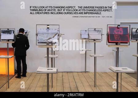 Prag, Tschechische Republik. 11. Juni 2023. Ein Besucher sieht Ausstellungen im chinesischen Pavillon der Prager Quadrennale von Performance Design and Space in Prag, Tschechische Republik, am 11. Juni 2023. Die diesjährigen Hauptausstellungen haben nach Angaben der Veranstalter etwa 100 Installationen, die von Teams aus 59 Ländern und Regionen erstellt wurden. Die 2023. Ausgabe der Veranstaltung findet vom 8. Bis 18. Juni statt. Kredit: Deng Yaomin/Xinhua/Alamy Live News Stockfoto