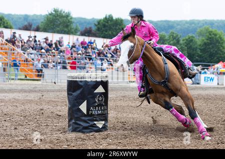 Milton, Kanada. 11. Juni 2023. Ein Cowgirl tritt am 11. Juni 2023 während der RAM Rodeo Tour 2023 in Milton, Ontario, Kanada, beim Fass-Rennen an. Kredit: Zou Zheng/Xinhua/Alamy Live News Stockfoto