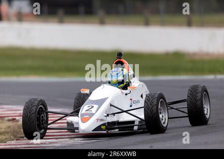 Winton, Australien, 11. Juni 2023. Matt Hillyer (2) fährt Mygale SJ18A-001 für Team Sonic beim australischen Formel-Ford-Rennen 3 auf der Shannons SpeedSeries 2023 - Runde 4 auf dem Winton Motor Raceway am 11. Juni 2023 in Winton, Australien. Kredit: Santanu Banik/Speed Media/Alamy Live News Stockfoto