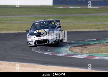 Winton, Australien, 11. Juni 2023. Tony Evangelou (6) fährt Ford Falcon BA für ANT Racing während des Rennens der Kumho V8 Touring Car Series 3 bei der Shannons SpeedSeries 2023 - Runde 4 auf dem Winton Motor Raceway am 11. Juni 2023 in Winton, Australien. Kredit: Santanu Banik/Speed Media/Alamy Live News Stockfoto