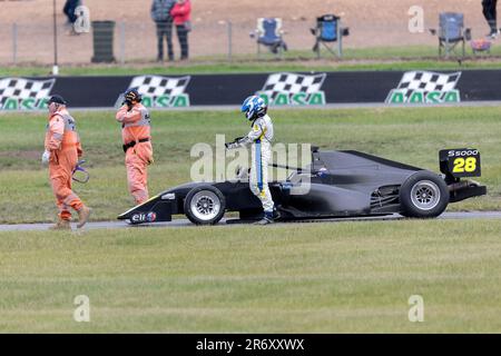 Winton, Australien, 11. Juni 2023. Winston Smith (28) von Versa Motorsport scheidet nach einem Unfall während des australischen Rennens S5000 zur Rennmeisterschaft der Fahrer 2 bei der Shannons SpeedSeries 2023 - Runde 4 auf dem Winton Motor Raceway am 11. Juni S5000 2023 in Winton, Australien, aus. Kredit: Santanu Banik/Speed Media/Alamy Live News Stockfoto