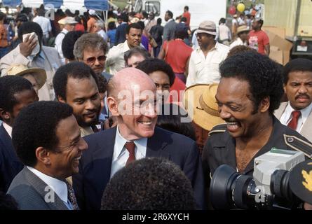 WASHINGTON DC - 27. AUGUST 1988 Bürgermeister von Atlanta Andrew Young, US-Senator Alan Cranston (D-CA) und Reverend Jesse Jackson begrüßen sich anlässlich des 25. Jahrestages des 28. August 1963 „March on Washington for Jobs and Freedom“. Credit: Mark Reinstein / MediaPunch Stockfoto