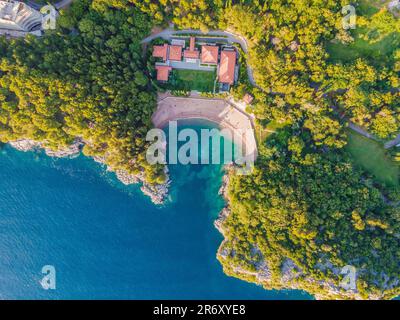 Queen's Beach in Milocer, Montenegro. Luftaufnahme der Wellen und der fantastischen Rocky Coast, Montenegro. Drohne Stockfoto