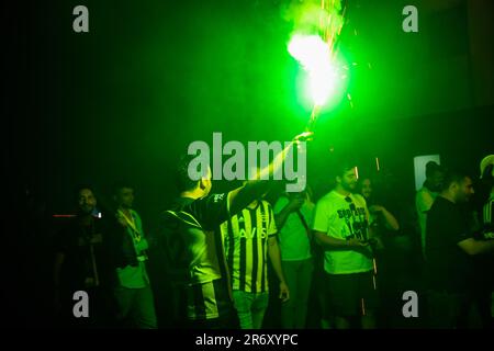 Izmir, Türkei. 11. Juni 2023. Fans, die mit Fackeln feiern. Fenerbahce gewann seine erste Trophäe seit 2014. Mit Ba?ak?ehir im Ziraat Turkish Cup gewann Fenerbahce den Pokal mit 2:0. Fans trafen sich nach dem Spiel im Stadion, um zu feiern. Kredit: SOPA Images Limited/Alamy Live News Stockfoto