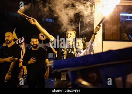 Izmir, Türkei. 11. Juni 2023. Fans, die mit Fackeln feiern. Fenerbahce gewann seine erste Trophäe seit 2014. Mit Ba?ak?ehir im Ziraat Turkish Cup gewann Fenerbahce den Pokal mit 2:0. Fans trafen sich nach dem Spiel im Stadion, um zu feiern. Kredit: SOPA Images Limited/Alamy Live News Stockfoto