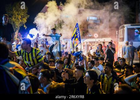 Izmir, Türkei. 11. Juni 2023. Fans, die mit Fackeln feiern. Fenerbahce gewann seine erste Trophäe seit 2014. Mit Ba?ak?ehir im Ziraat Turkish Cup gewann Fenerbahce den Pokal mit 2:0. Fans trafen sich nach dem Spiel im Stadion, um zu feiern. Kredit: SOPA Images Limited/Alamy Live News Stockfoto