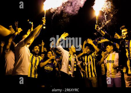 Izmir, Türkei. 11. Juni 2023. Fans, die mit Fackeln feiern. Fenerbahce gewann seine erste Trophäe seit 2014. Mit Ba?ak?ehir im Ziraat Turkish Cup gewann Fenerbahce den Pokal mit 2:0. Fans trafen sich nach dem Spiel im Stadion, um zu feiern. Kredit: SOPA Images Limited/Alamy Live News Stockfoto