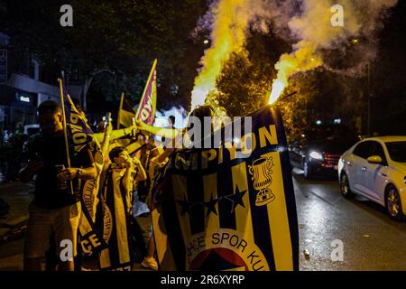 Izmir, Türkei. 11. Juni 2023. Fans, die mit Fackeln feiern. Fenerbahce gewann seine erste Trophäe seit 2014. Mit Ba?ak?ehir im Ziraat Turkish Cup gewann Fenerbahce den Pokal mit 2:0. Fans trafen sich nach dem Spiel im Stadion, um zu feiern. Kredit: SOPA Images Limited/Alamy Live News Stockfoto