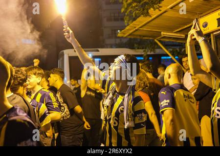 Izmir, Türkei. 11. Juni 2023. Fans, die mit Fackeln feiern. Fenerbahce gewann seine erste Trophäe seit 2014. Mit Ba?ak?ehir im Ziraat Turkish Cup gewann Fenerbahce den Pokal mit 2:0. Fans trafen sich nach dem Spiel im Stadion, um zu feiern. (Foto: Murat Kocabas/SOPA Images/Sipa USA) Guthaben: SIPA USA/Alamy Live News Stockfoto