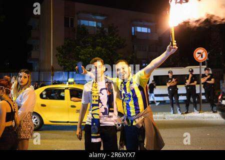 Izmir, Türkei. 11. Juni 2023. Fans, die mit Fackeln feiern. Fenerbahce gewann seine erste Trophäe seit 2014. Mit Ba?ak?ehir im Ziraat Turkish Cup gewann Fenerbahce den Pokal mit 2:0. Fans trafen sich nach dem Spiel im Stadion, um zu feiern. (Foto: Murat Kocabas/SOPA Images/Sipa USA) Guthaben: SIPA USA/Alamy Live News Stockfoto