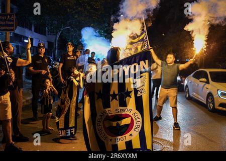 Izmir, Türkei. 11. Juni 2023. Fans, die mit Fackeln feiern. Fenerbahce gewann seine erste Trophäe seit 2014. Mit Ba?ak?ehir im Ziraat Turkish Cup gewann Fenerbahce den Pokal mit 2:0. Fans trafen sich nach dem Spiel im Stadion, um zu feiern. (Foto: Murat Kocabas/SOPA Images/Sipa USA) Guthaben: SIPA USA/Alamy Live News Stockfoto