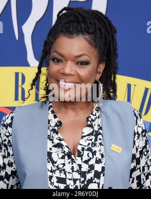 10. Juni 2023, North Hollywood, Kalifornien, USA: Yvette Nicole Brown nimmt an der Apple TV+'s ''Ted Lasso'' Staffel 3 FYC Red Carpet Teil. (Kreditbild: © Billy Bennight/ZUMA Press Wire) NUR REDAKTIONELLE VERWENDUNG! Nicht für den kommerziellen GEBRAUCH! Stockfoto