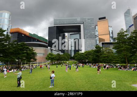 Indonesische Haushaltshelfer genießen ihren Sonntagabend im Tamar Park in Hongkong. Stockfoto