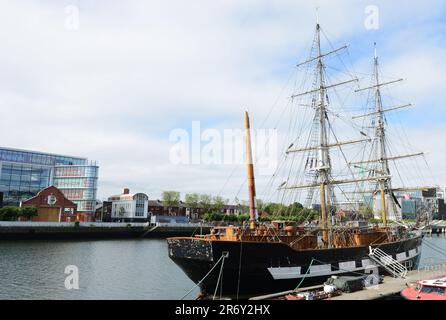 Das Schiff Jeanie Johnston auf dem Fluss Liffey in Dublin, Irland. Stockfoto