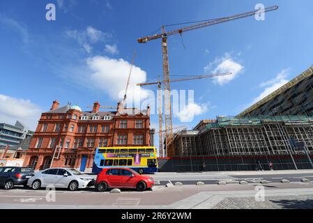 Wunderschöne alte Gebäude entlang neuer moderner Bauprojekte am Fluss Liffey in Dublin, Irland. Stockfoto