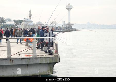 Türkei istanbul 12. januar 2023. Fischer mit Rote, Drehrolle Stockfoto