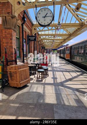Leute auf einem alten Bahnhofsstand in Loughborough, Leicestershire, Großbritannien Stockfoto