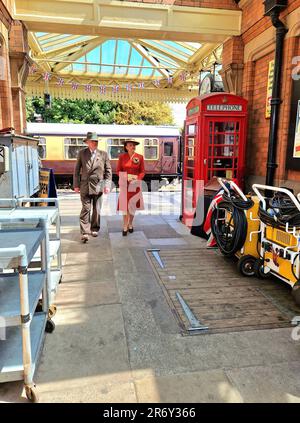 Leute auf einem alten Bahnhofsstand in Loughborough, Leicestershire, Großbritannien Stockfoto