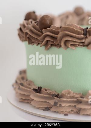 Eleganter Milchglaskuchen mit lustigen Schriftzügen. Muttertag-Feier-Cupcake. Humor im Lebensmittelkonzept. Familienliebe. Stockfoto